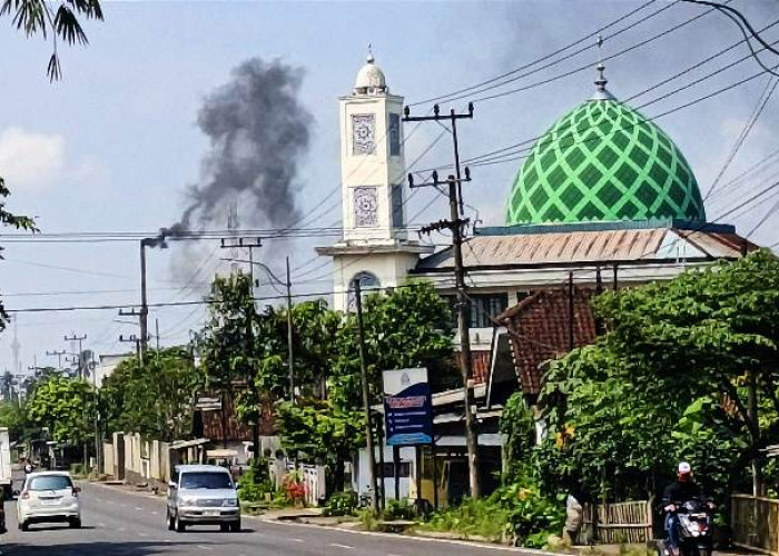 Kepulan Asap Hitam di Lumajang, DLH Siap Turun dan Ancam Sanksi
