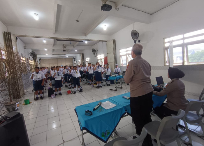 Polisi Sidoarjo Edukasi Patuh Berlalulintas dan Bahaya Kenakalan Remaja di MPLS