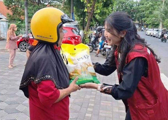 Ditreskrimsus Polda Jatim Gelar Pasar Murah di Rungkut, Dua Ton Beras Ludes dalam Satu Jam