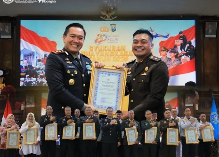 Kasipidum Kejari Lamongan Terima Penghargaan dari Kapolres pada Hari Bhayangkara Ke-80