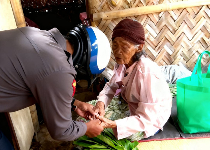 Amanah di Balik Hujan: Cerita Hangat Mas Bhabin dan Kapolres Bondowoso untuk Warga Sebatang Kara