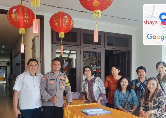 Sinergi Kamtibmas, Bhabinkamtibmas Polsek Sukomanunggal Monitor Pembagian Susu Gratis di Vihara Chikung