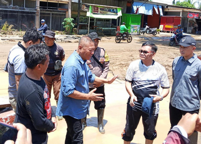 Sidak Banjir Besole, Bupati Tulungagung Sayangkan Video Aksi Pengelupasan Aspal Saat Banjir