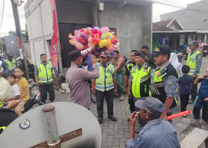 Pengamanan Humanis Polisi Warnai Pawai Ogoh-Ogoh di Menganti, Ribuan Warga Antusias
