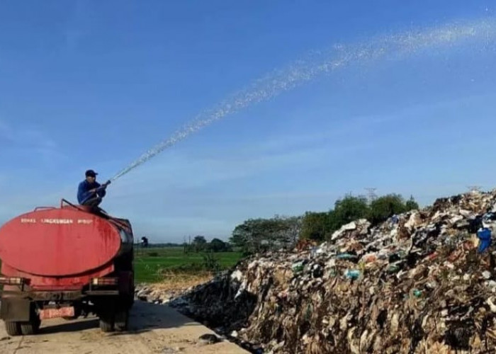 Cegah Kebakaran saat Kemarau, DLH Kota Mojokerto Pembasahan TPA 