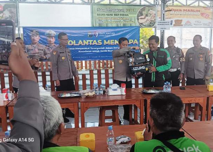 Kapolres Bojonegoro Makan Siang Bareng Ojol dan Serahkan Bantuan Sosial