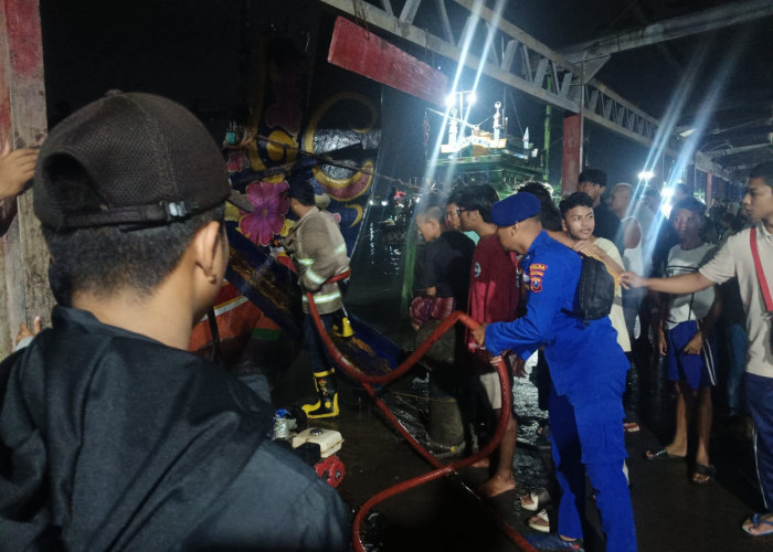 KMN Sri Sumber Rejeki Terbakar di Dermaga Brondong Lamongan, Nihil Korban Jiwa