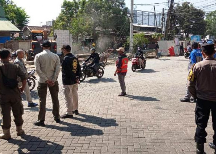 Polsek Gayungan Amankan Pembongkaran Bangunan Liar di Aset Pemprov  