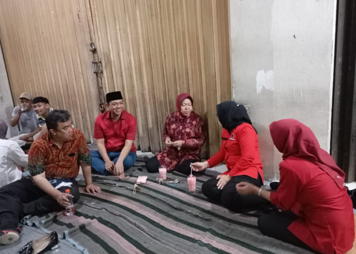 Risma Borong Tikar Perajin di Pasar Legi Jombang