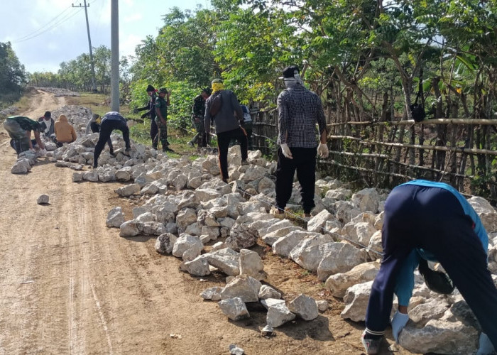 Angkat Batu untuk Jalan Makadam, Satgas Bergotong Royong Bantu Waga