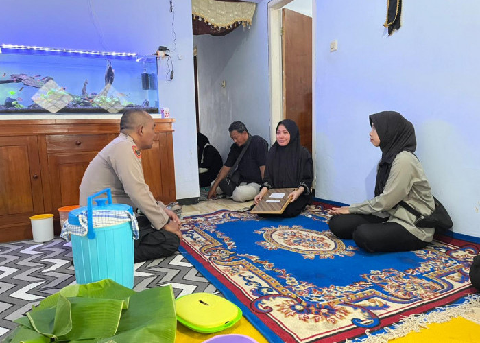 Kapolda Jatim Beri Santunan kepada Keluarga Anggota Polres Lumajang yang Meninggal Dunia