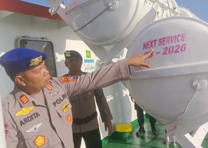 Pastikan Penumpang Aman Selama Nataru, Satpolairud Polres Gresik Cek Kelayakan Kapal