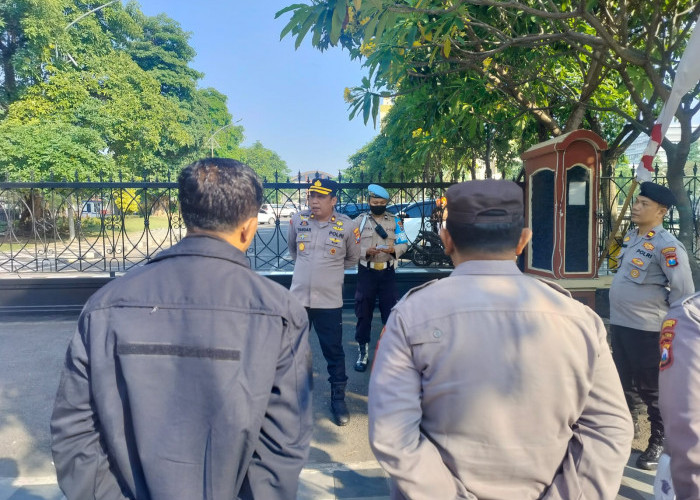 Polsek Gayungan Siagakan Personel Kawal Aksi Damar Indonesia di Depan Polda Jatim
