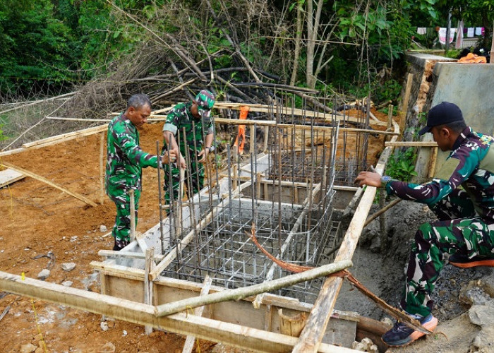  Dandim Sumenep Kawal Pengecoran Pondasi Jembatan Perintis Garuda di Ambunten