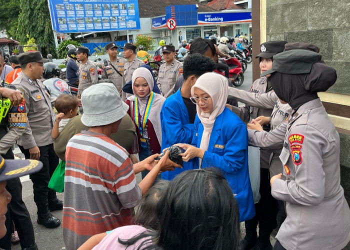 Indahnya Kebersamaan, Polres Kediri Kota Bersama PMII Berbagi Takjil di Depan Mapolres