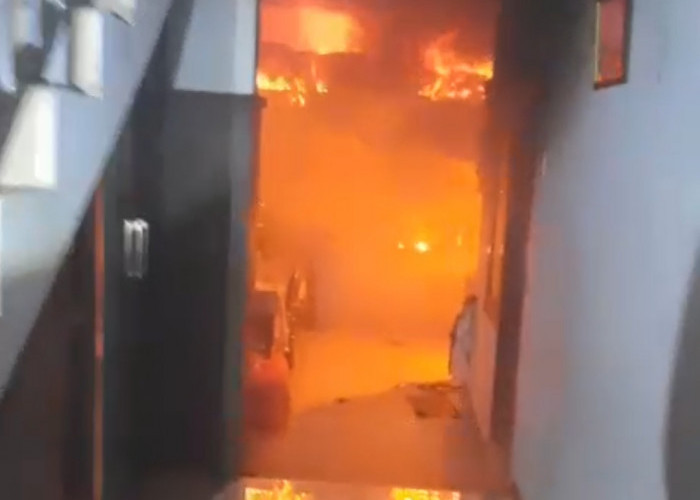 Kebakaran Rumah Tingkat di Sukomanunggal, Lantai 2 Ludes