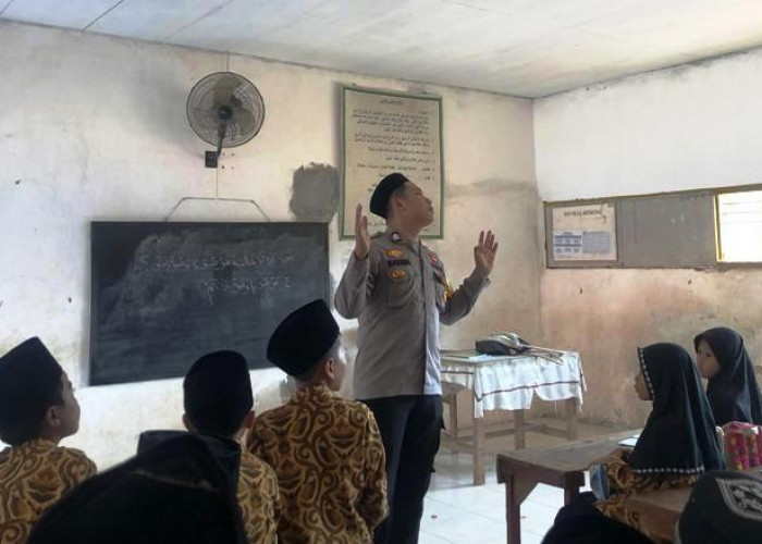 Peduli Dunia Pendidikan, Bhabinkamtibmas Sambilangan Jadi Sukarelawan Guru di Madrasah Al-Hidayah