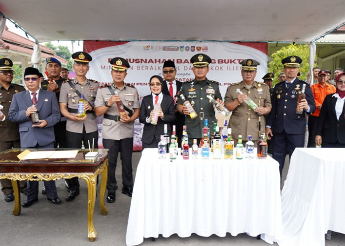 Pemkab Kediri Musnahkan Miras dan Rokok Ilegal saat HUT Satpol PP Damkar Linmas