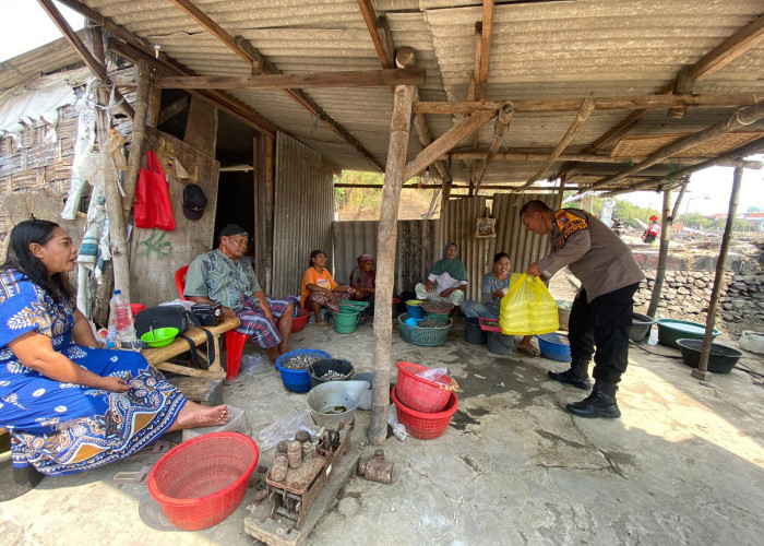 Jumat Berkah, Polsek Sedati Bagi-bagi Sembako