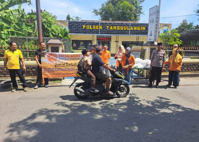 Polsek Tanggulangin dan Pedagang Sidoarjo Bagikan Nasi Bungkus Jumat Berkah