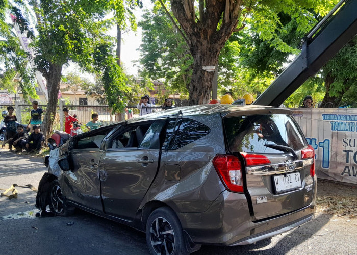 Ngebut di Jalan Bergelombang: Mobil Rental Terguling di Keputih, Dua Penumpang Luka-Luka