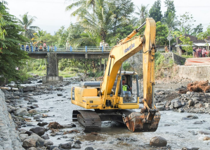 Ambrol Diterjang Banjir, Pemkab Jember Lebarkan Jembatan Kemuningsari Lor-Badean Jadi 5 Meter