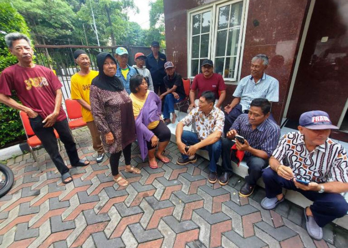 Keluhkan Bansos Tak Pernah Turun Sejak 2021, Warga Gersikan Datangi Rumah Aspirasi Armuji