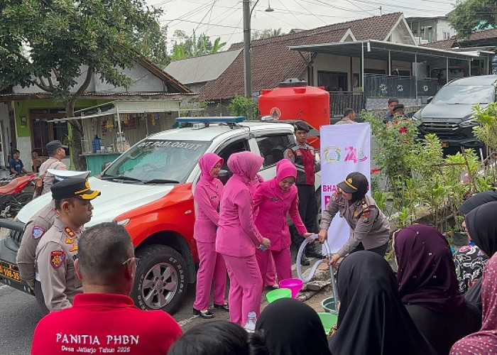 Warga Jatiarjo Terdampak Karhutla, Polres Pasuruan dan Bhayangkari Kompak Salurkan Air Bersih