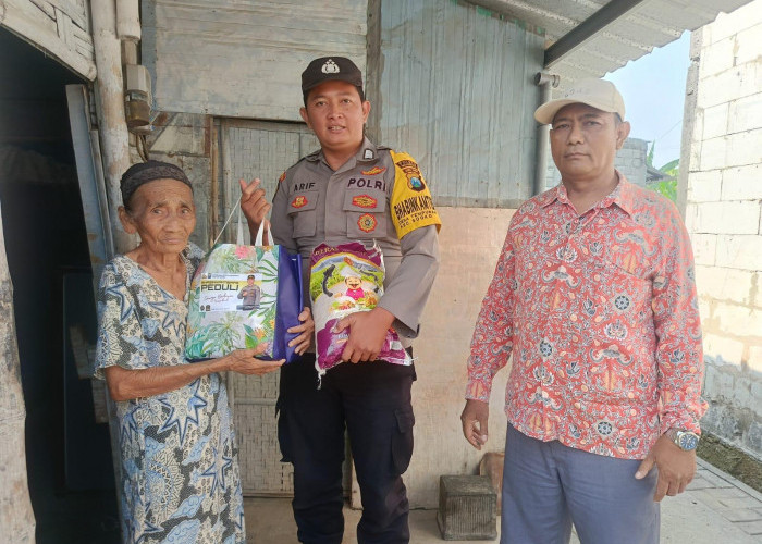 Aksi Bhabinkamtibmas Peduli, Polsek Sooko Salurkan Sembako untuk Warga Kurang Mampu
