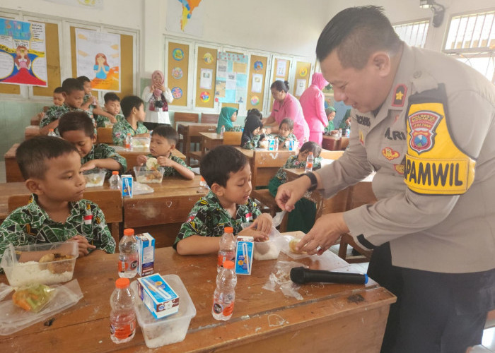 Polisi Bagikan Makan Siang Bergizi di SDN Gemurung