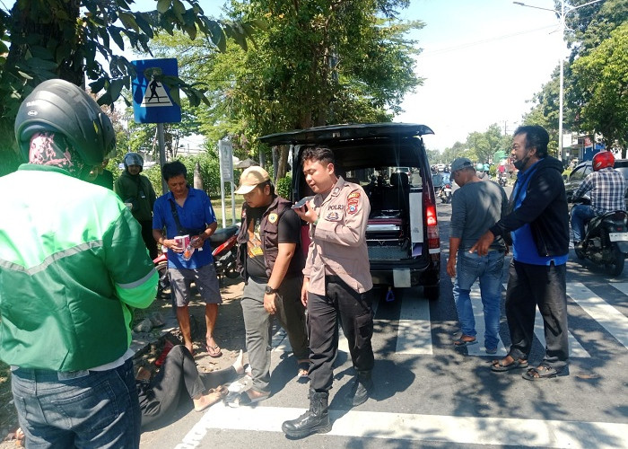  Patroli Polsek Buduran Sigap Bantu Korban Kecelakaan di Jalan Raya Buduran