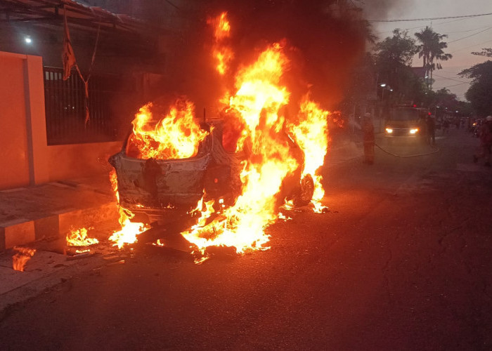 Api Ludeskan Chevrolet Spin di Menur Pumpungan