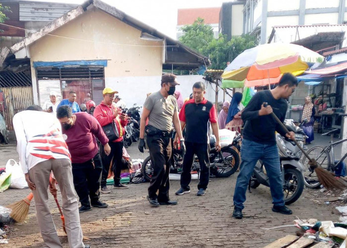 Polsek Tandes Bersama Tiga Pilar Pasar Sikatan Ciptakan Lingkungan Sehat dan Bersih