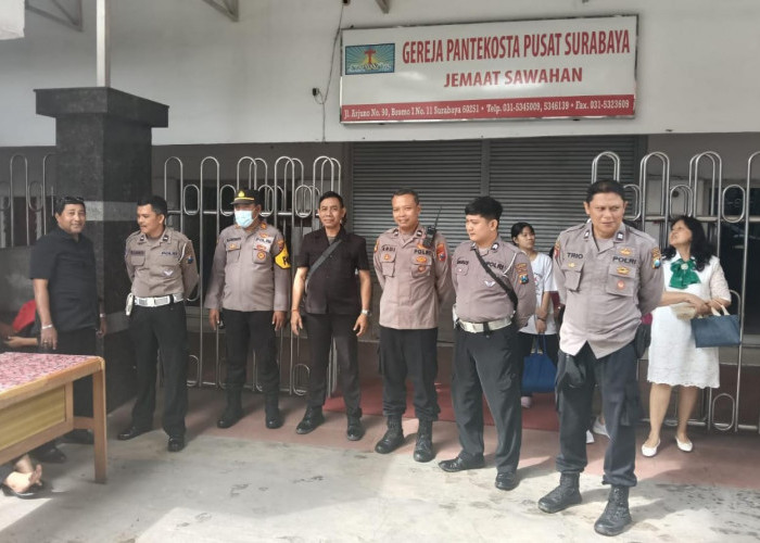 Polsek Sawahan Kawal Misa di GPPS, Jaga Keamanan Masyarakat