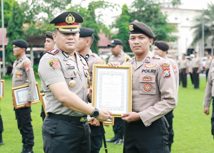 Kapolres Jombang Beri Penghargaan Personel Polri, TNI, dan Masyarakat Berprestasi