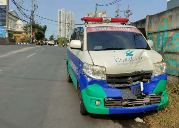 Ambulans Ciputra Hospital Tabrak Pikap di Depan SPBU Lontar Surabaya
