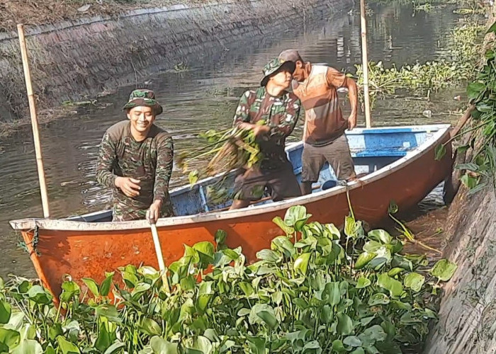 200 TNI Diterjunkan Bersihkan Sampah di Sungai Tropodo