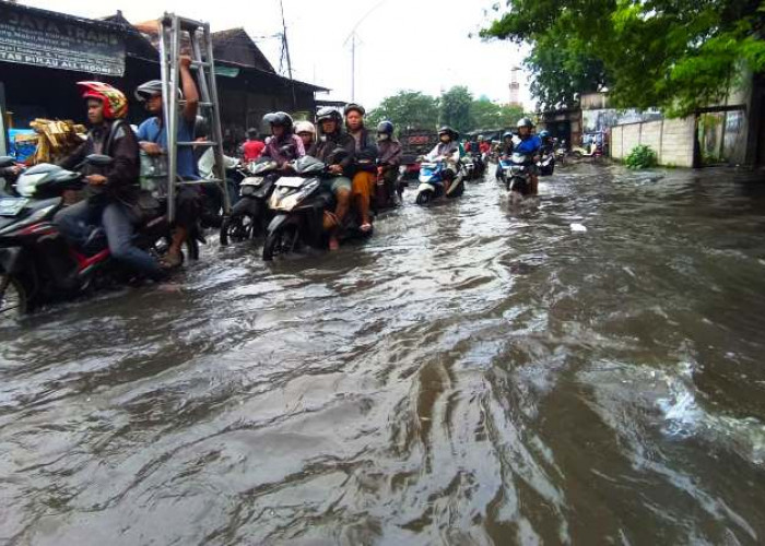 Diguyur Hujan Lebat, Kawasan Asemrowo Surabaya Terendam Banjir