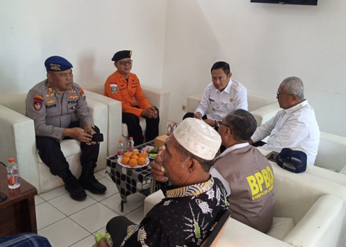 Bupati Lamongan didampingi Kasatpolairud Polres Lamongan Temui Keluarga 18 ABK KMN Entok yang Hilang Kontak