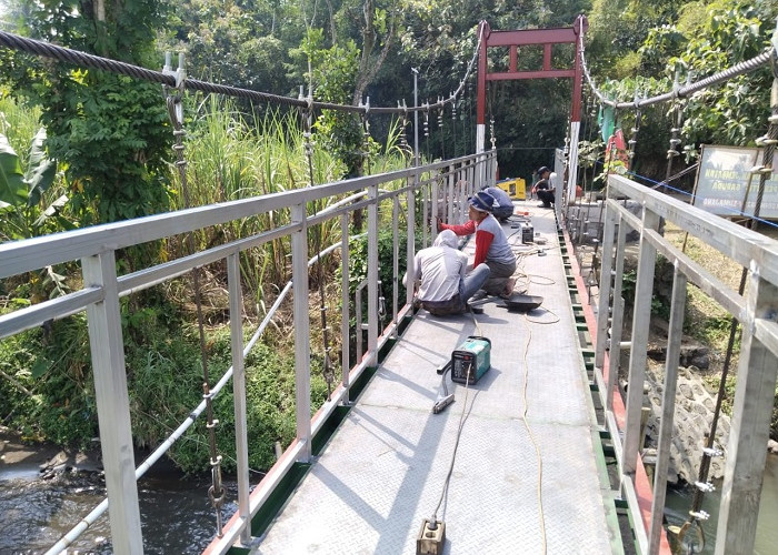 Gotong Royong di Jembatan Perintis Garuda Lumajang Masuki Tahap Pemasangan Pagar