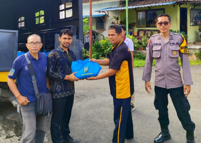 Jumat Berkah, Polresta Banyuwangi Distrubusi Paket Sembako untuk Warga