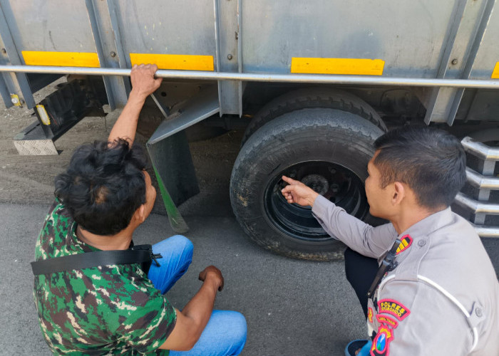Dihantam Truk di Depan SPBU Klatakan, Pasutri Lansia di Situbondo Terlempar ke Aspal