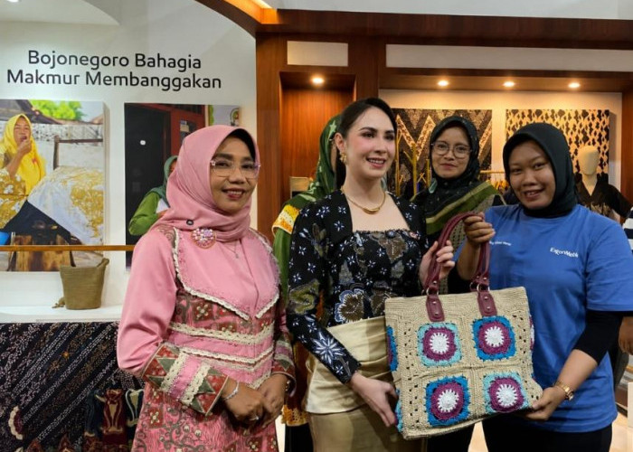 Arumi Bachsin Kunjungi Anjungan EMCL di Wastra Bojonegoro, Beri Semangat UMKM Lokal
