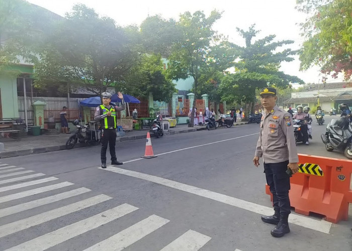 Polisi Bersama Masyarakat, Polres Ngawi dan Polsek Jajaran Rutin Gelar Penampilan Pagi di Jalan Raya