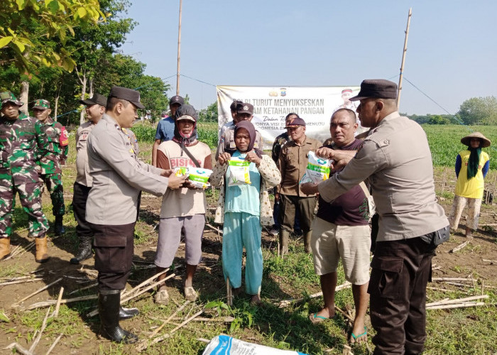 Polsek Temayang Beri Bantuan Benih Jagung ke Gapoktan