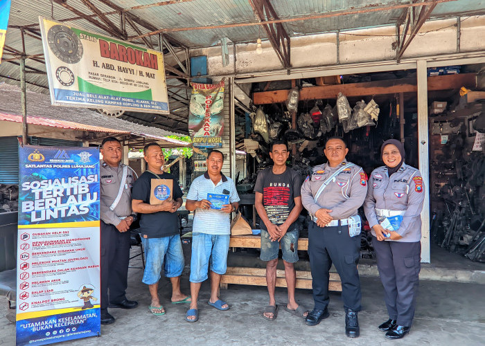 Jelang Operasi Zebra Semeru, Satlantas Polres Lumajang Sosialisasi di Pasar Loak Serangin