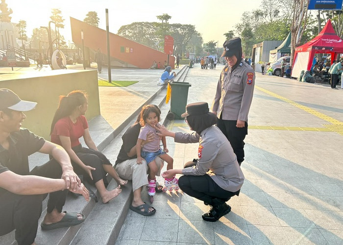 Patroli Humanis Polwan Polresta Sidoarjo Sambangi Pengunjung Alun-Alun 