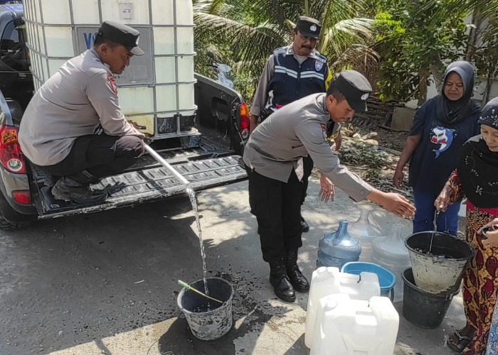Polres Blitar Salurkan Air Bersih ke Warga Desa Pandanarum