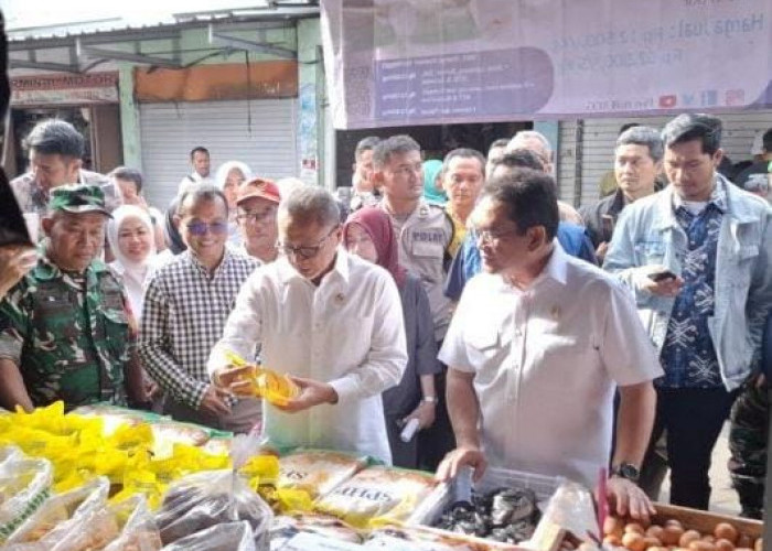 Menko Pangan dan Mendag Tinjau Pasar Dukuh Kupang Surabaya, Sebut Harga dan Stok Bapok Stabil