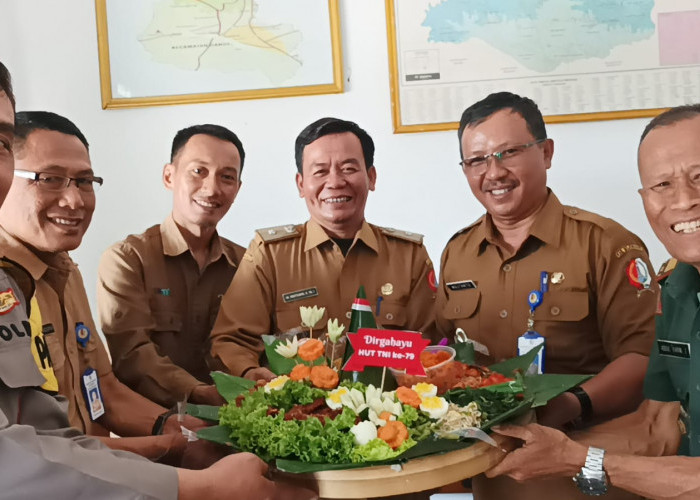 Bentuk Sinergitas, Kapolsek Dander Beri Kejutan Danramil di HUT TNI Ke-79